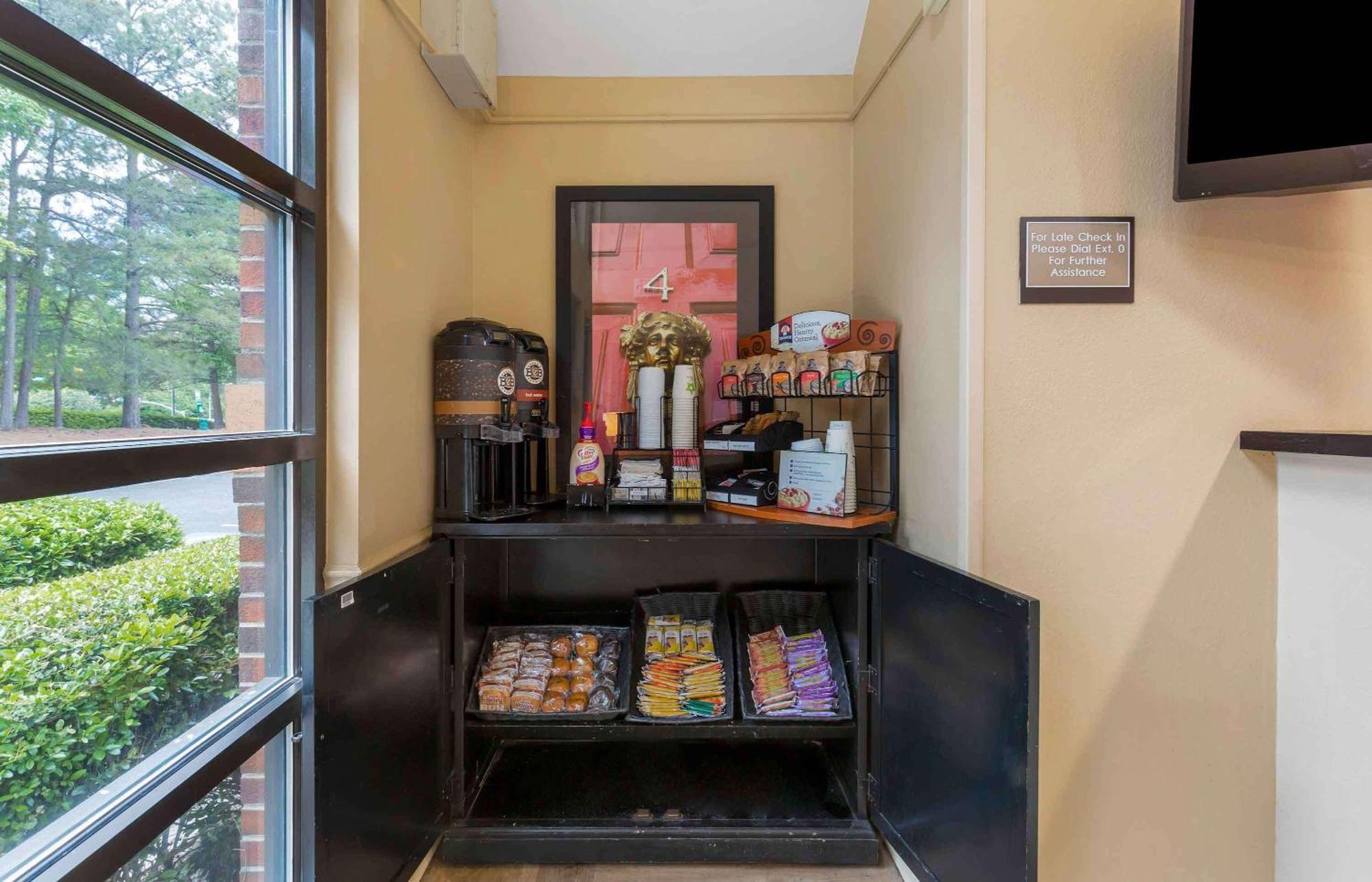 Extended Stay America Suites - Raleigh - Cary - Harrison Ave Buitenkant foto